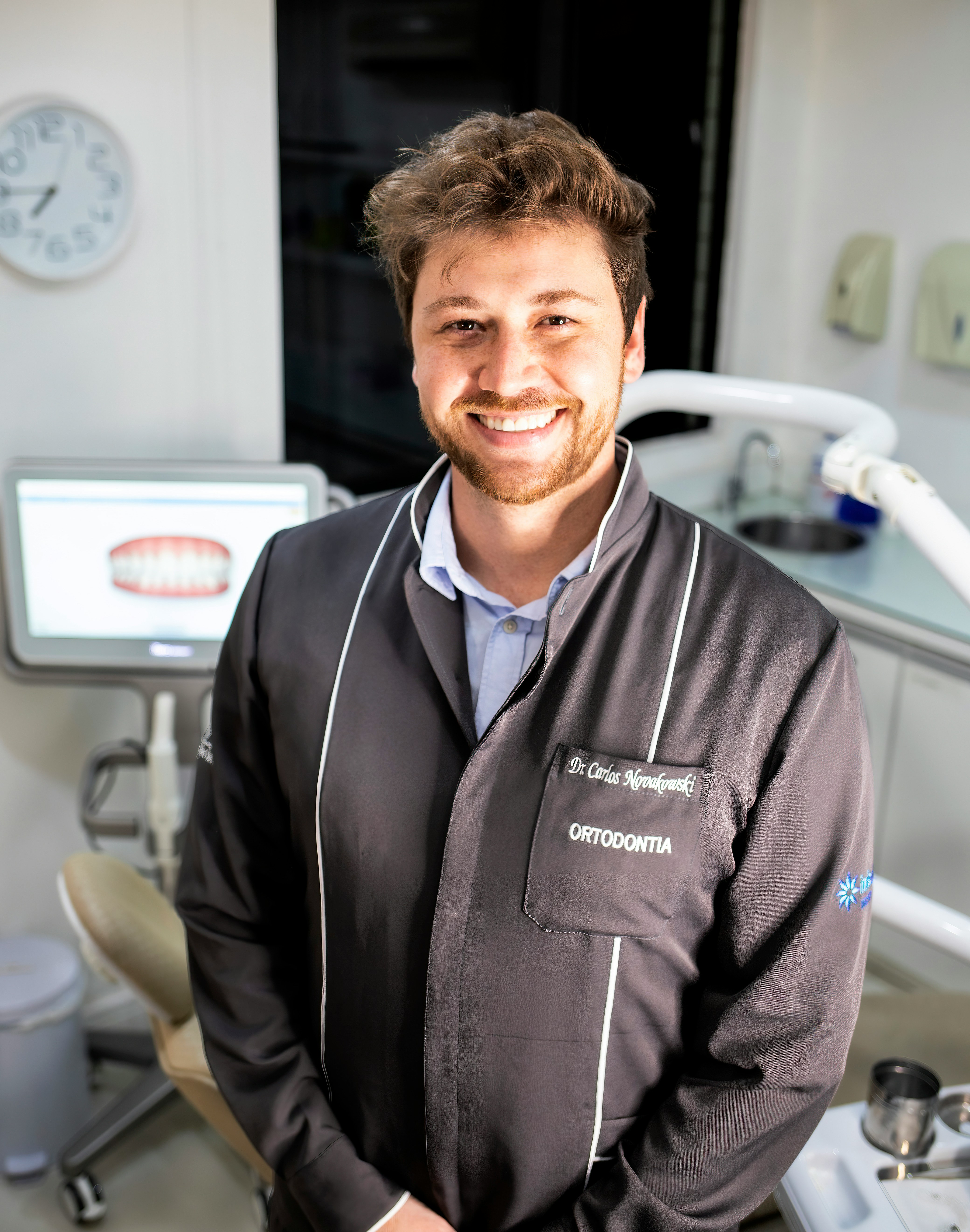 Dentista realizando atendimento